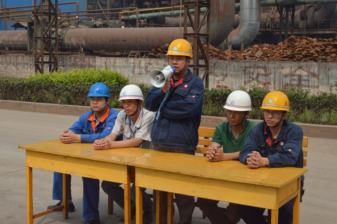 炼钢厂积极开展6月份煤气中毒事故演练.jpg